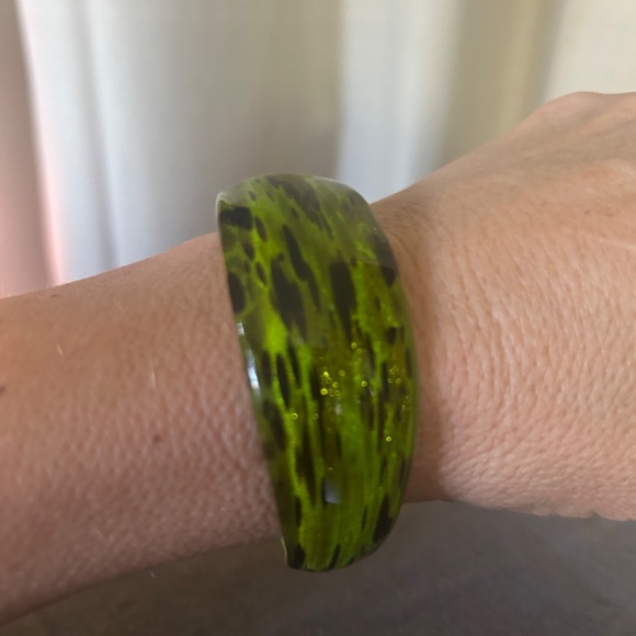 Green and goldstone hand blown glass cuff bracelet - Picture 3 of 9